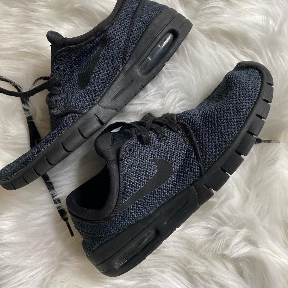 Nike Men’s tennis shoes sz 8